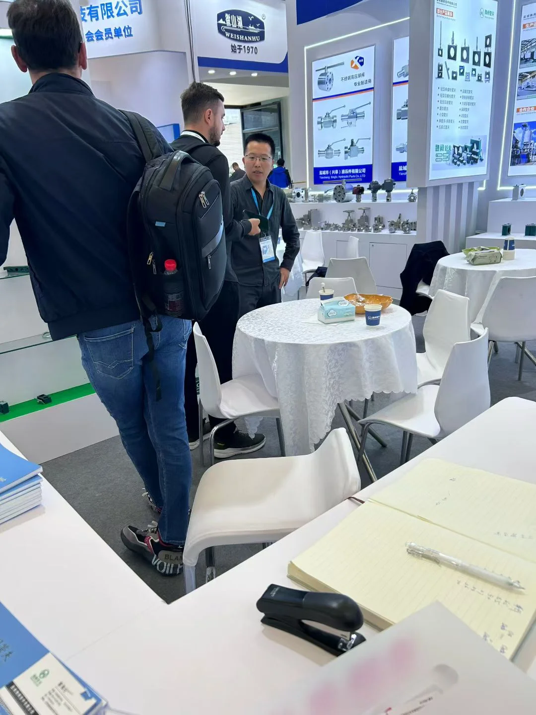 WeiQue team meeting with international visitors at the booth