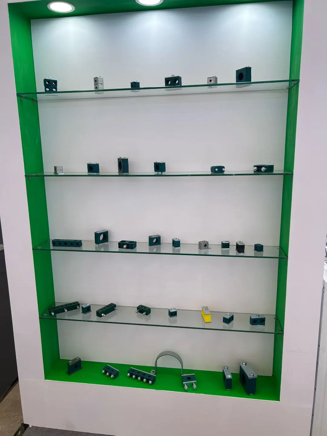 Product display shelves featuring the full WeiQue pipe clamp range